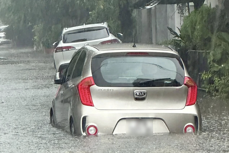 Nghệ An: Mưa lớn kéo dài, hàng loạt tuyến đường tại các phường trung tâm ngập hơn nửa mét- Ảnh 6.