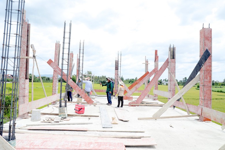 Những m&aacute;i nh&agrave; chở che người d&acirc;n v&ugrave;ng lũ Đắk Lắk - Ảnh 1.