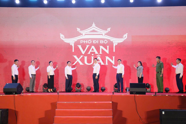 Cận cảnh phố đi bộ Vạn Xu&acirc;n, c&ocirc;ng tr&igrave;nh ch&agrave;o mừng C&aacute;ch mạng Th&aacute;ng T&aacute;m v&agrave; Quốc kh&aacute;nh 2/9 - Ảnh 1.