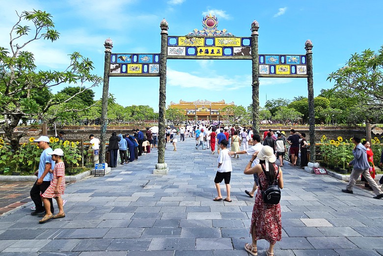 Du kh&aacute;ch nườm nượp tham quan miễn ph&iacute; Đại nội Huế dịp lễ 2/9 - Ảnh 1.
