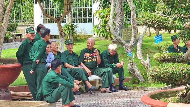 Hàng ngàn người về dâng hương tại Đền thờ Bác Hồ ở Châu Thới ngày Tết độc lập - Ảnh 6.