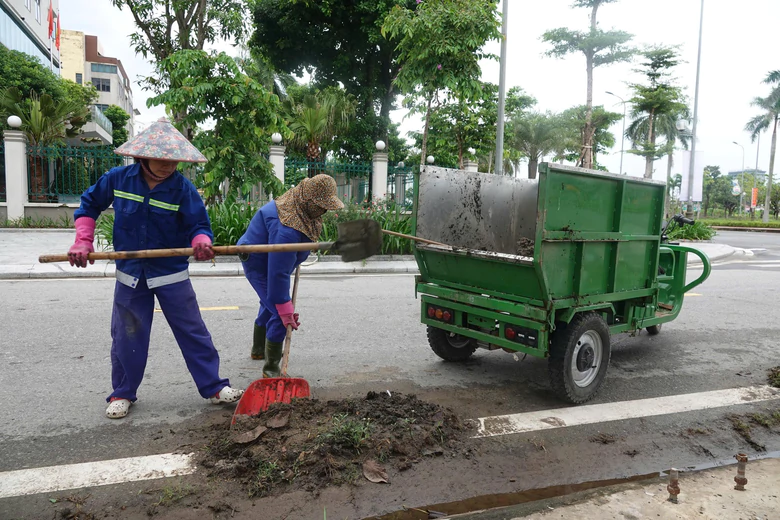 Những người kh&ocirc;ng nghỉ lễ để phố phường sạch đẹp - Ảnh 1.