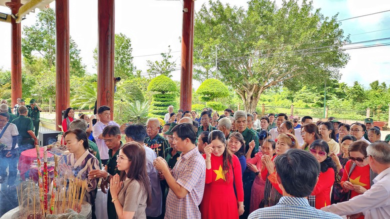 Hàng ngàn người về dâng hương tại Đền thờ Bác Hồ ở Châu Thới ngày Tết độc lập - Ảnh 10.