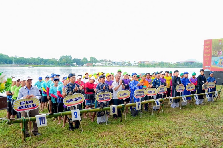 H&agrave;ng ngh&igrave;n người d&acirc;n đội nắng cổ vũ giải đua ghe truyền thống tr&ecirc;n s&ocirc;ng Hương - Ảnh 9.