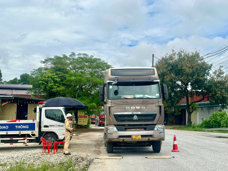 Phú Thọ: Đội CSGT đường bộ số 3 siết chặt xe quá khổ, quá tải bảo đảm an toàn giao thông - Ảnh 1.