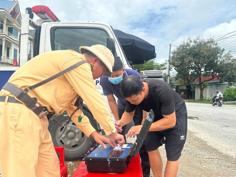 Phú Thọ: Đội CSGT đường bộ số 3 siết chặt xe quá khổ, quá tải bảo đảm an toàn giao thông - Ảnh 4.