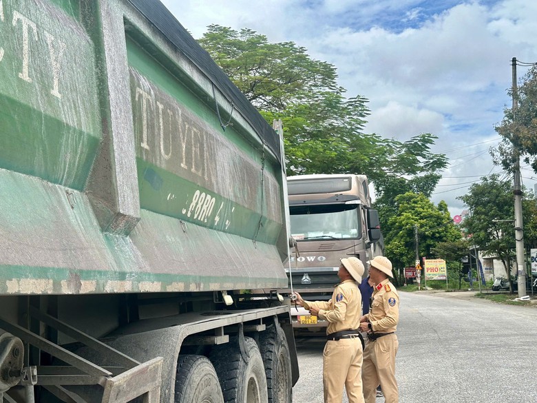 Phú Thọ: Đội CSGT đường bộ số 3 siết chặt xe quá khổ, quá tải bảo đảm an toàn giao thông - Ảnh 3.