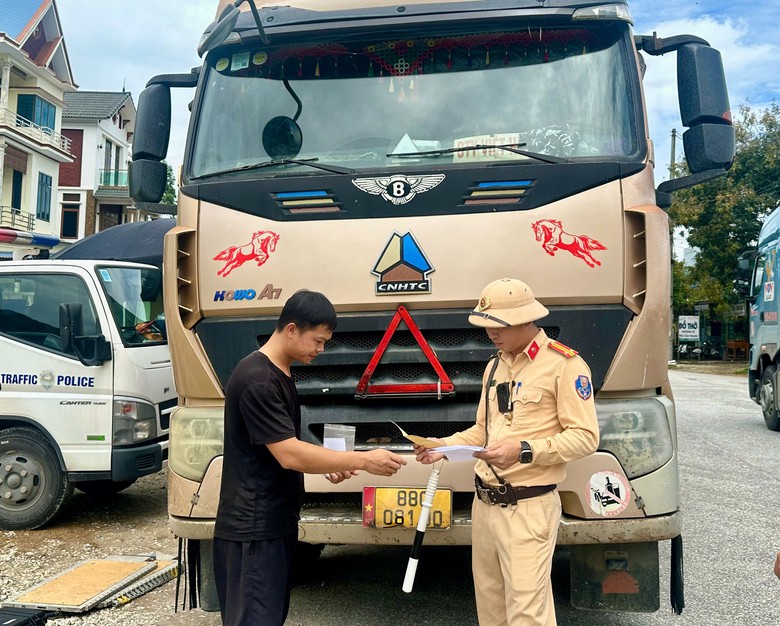 Phú Thọ: Đội CSGT đường bộ số 3 siết chặt xe quá khổ, quá tải bảo đảm an toàn giao thông - Ảnh 2.