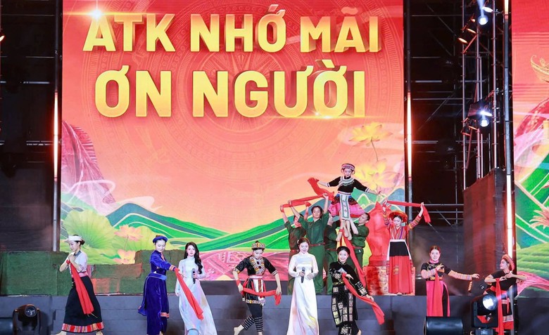 Th&aacute;i Nguy&ecirc;n rực s&aacute;ng trong đ&ecirc;m hội mừng Quốc kh&aacute;nh 2/9 - Ảnh 1.