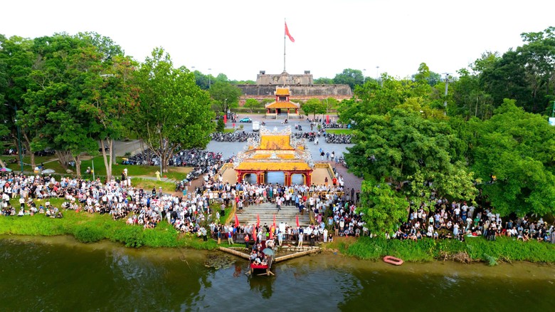 H&agrave;ng ngh&igrave;n người d&acirc;n đội nắng cổ vũ giải đua ghe truyền thống tr&ecirc;n s&ocirc;ng Hương - Ảnh 2.