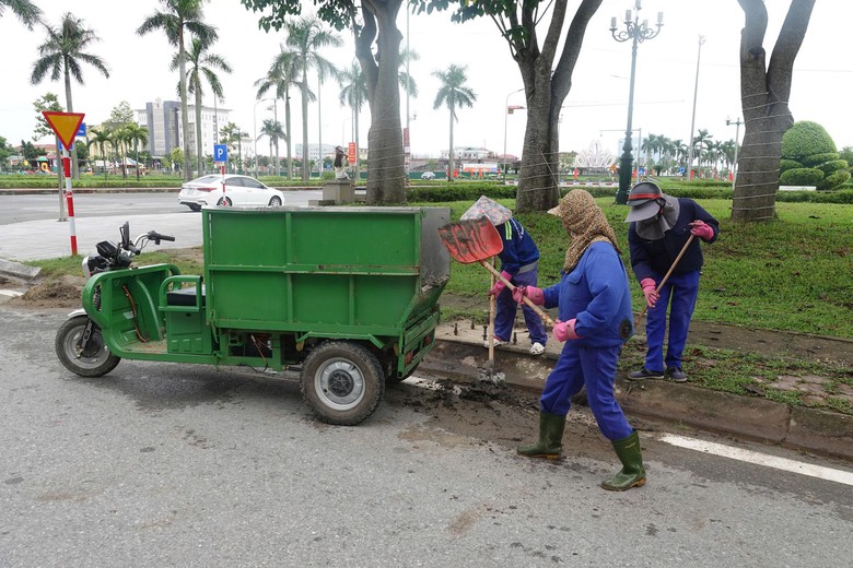 Những người kh&ocirc;ng nghỉ lễ để phố phường sạch đẹp - Ảnh 2.