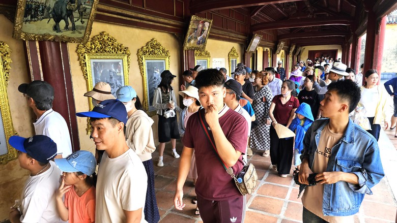 Du kh&aacute;ch nườm nượp tham quan miễn ph&iacute; Đại nội Huế dịp lễ 2/9 - Ảnh 7.