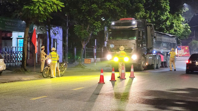D&iacute;nh nồng độ cồn kịch khung, t&agrave;i xế thanh minh chỉ uống nước b&ograve; h&uacute;c - Ảnh 14.
