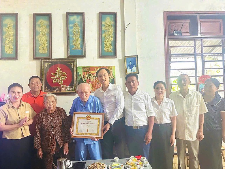 Sắc đỏ nghĩa t&igrave;nh tr&ecirc;n đất H&agrave; Tĩnh khi Tết Độc lập h&ograve;a quyện c&ugrave;ng l&ograve;ng biết ơn - Ảnh 6.