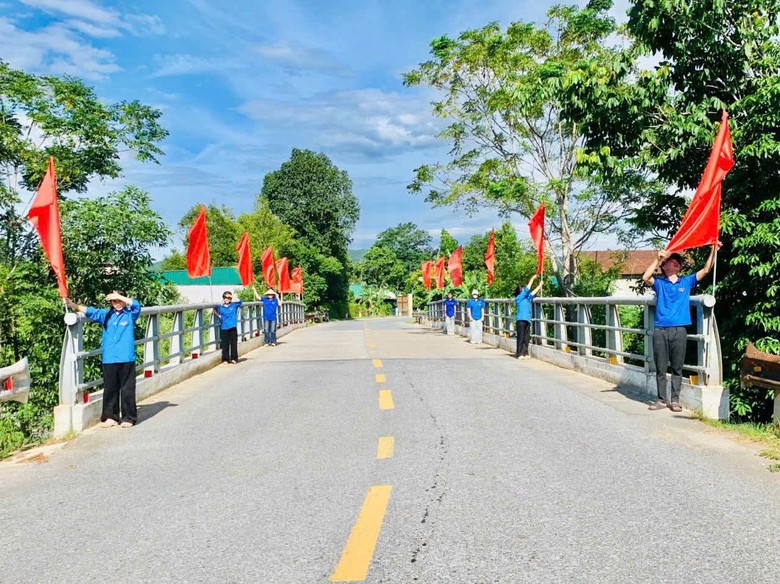 Sắc đỏ nghĩa t&igrave;nh tr&ecirc;n đất H&agrave; Tĩnh khi Tết Độc lập h&ograve;a quyện c&ugrave;ng l&ograve;ng biết ơn - Ảnh 5.