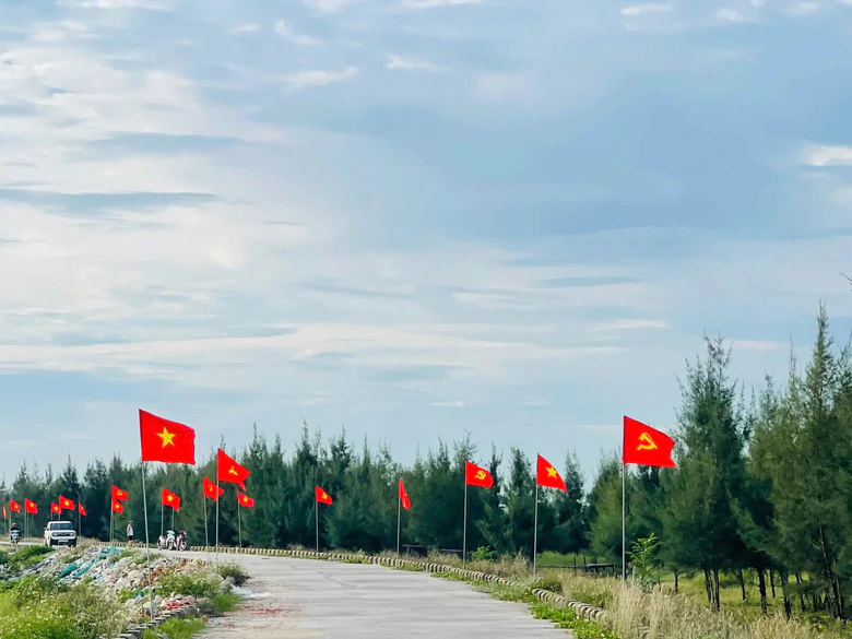 Sắc đỏ nghĩa t&igrave;nh tr&ecirc;n đất H&agrave; Tĩnh khi Tết Độc lập h&ograve;a quyện c&ugrave;ng l&ograve;ng biết ơn - Ảnh 1.
