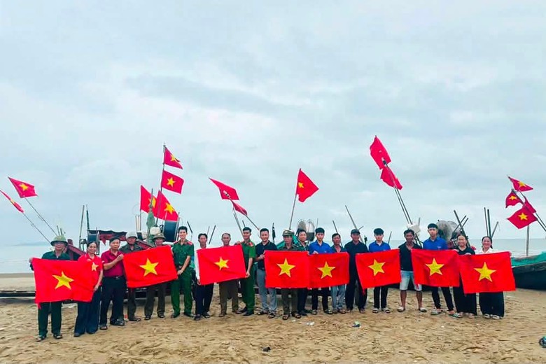 Sắc đỏ nghĩa t&igrave;nh tr&ecirc;n đất H&agrave; Tĩnh khi Tết Độc lập h&ograve;a quyện c&ugrave;ng l&ograve;ng biết ơn - Ảnh 2.