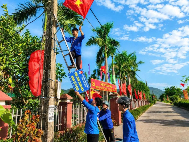 Sắc đỏ nghĩa t&igrave;nh tr&ecirc;n đất H&agrave; Tĩnh khi Tết Độc lập h&ograve;a quyện c&ugrave;ng l&ograve;ng biết ơn - Ảnh 4.