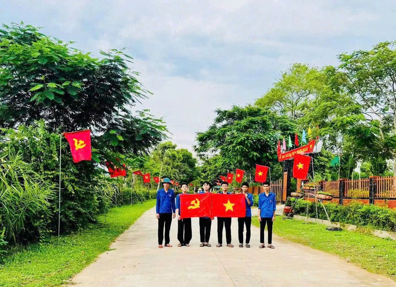 Sắc đỏ nghĩa t&igrave;nh tr&ecirc;n đất H&agrave; Tĩnh khi Tết Độc lập h&ograve;a quyện c&ugrave;ng l&ograve;ng biết ơn - Ảnh 3.