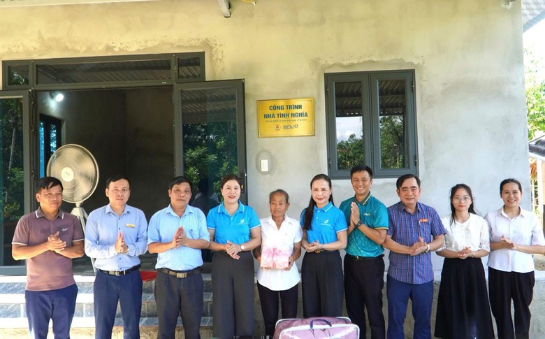Sắc đỏ nghĩa t&igrave;nh tr&ecirc;n đất H&agrave; Tĩnh khi Tết Độc lập h&ograve;a quyện c&ugrave;ng l&ograve;ng biết ơn - Ảnh 7.