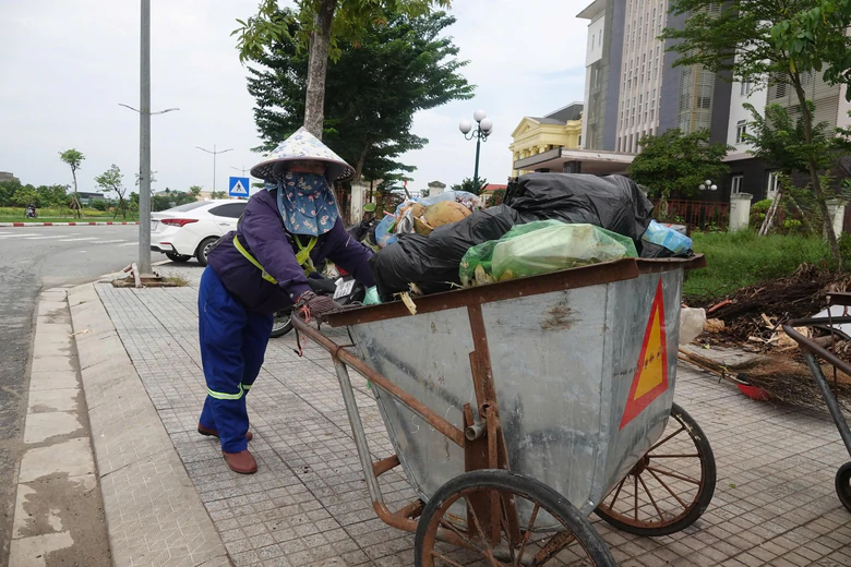 Những người kh&ocirc;ng nghỉ lễ để phố phường sạch đẹp - Ảnh 3.