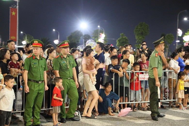 Cận cảnh phố đi bộ Vạn Xu&acirc;n, c&ocirc;ng tr&igrave;nh ch&agrave;o mừng C&aacute;ch mạng Th&aacute;ng T&aacute;m v&agrave; Quốc kh&aacute;nh 2/9 - Ảnh 4.
