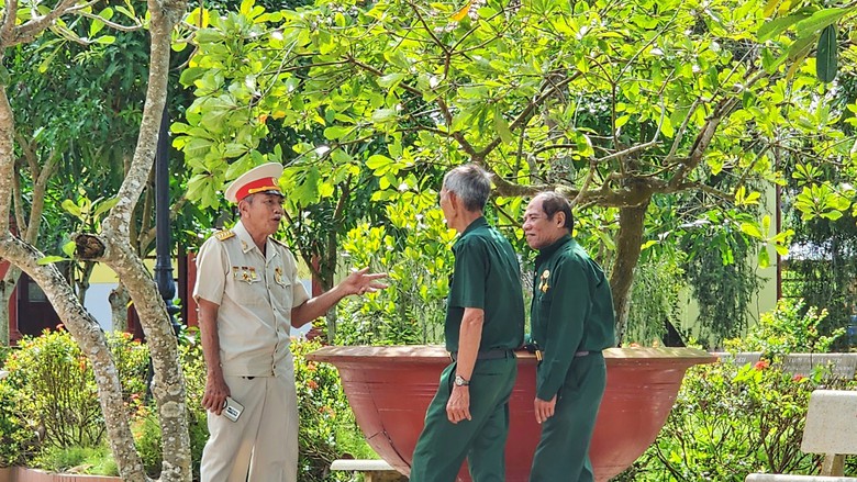 Hàng ngàn người về dâng hương tại Đền thờ Bác Hồ ở Châu Thới ngày Tết độc lập - Ảnh 3.