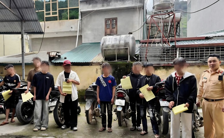 8 thanh thiếu ni&ecirc;n &ldquo;th&ocirc;ng chốt&rdquo; CSGT L&agrave;o Cai, bị phạt 80,5 triệu đồng - Ảnh 1.