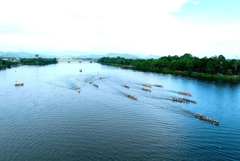 H&agrave;ng ngh&igrave;n người d&acirc;n đội nắng cổ vũ giải đua ghe truyền thống tr&ecirc;n s&ocirc;ng Hương - Ảnh 5.