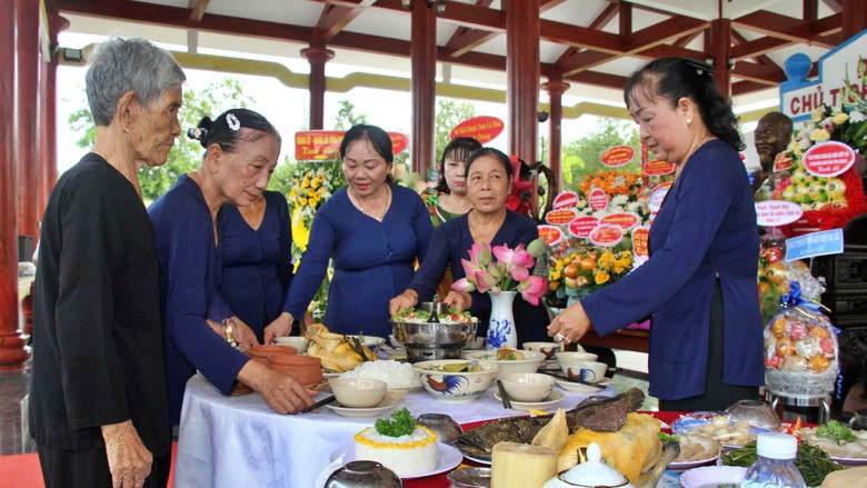 Hàng ngàn người về dâng hương tại Đền thờ Bác Hồ ở Châu Thới ngày Tết độc lập - Ảnh 4.