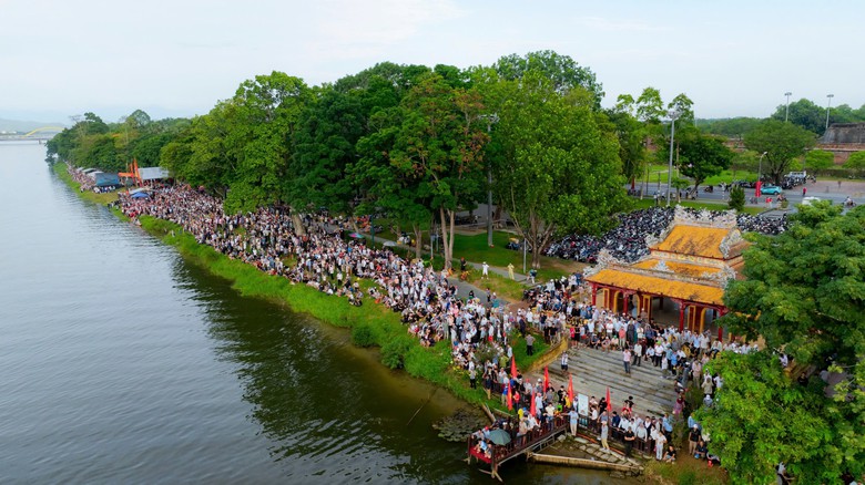 H&agrave;ng ngh&igrave;n người d&acirc;n đội nắng cổ vũ giải đua ghe truyền thống tr&ecirc;n s&ocirc;ng Hương - Ảnh 7.