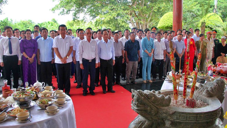 Hàng ngàn người về dâng hương tại Đền thờ Bác Hồ ở Châu Thới ngày Tết độc lập - Ảnh 8.