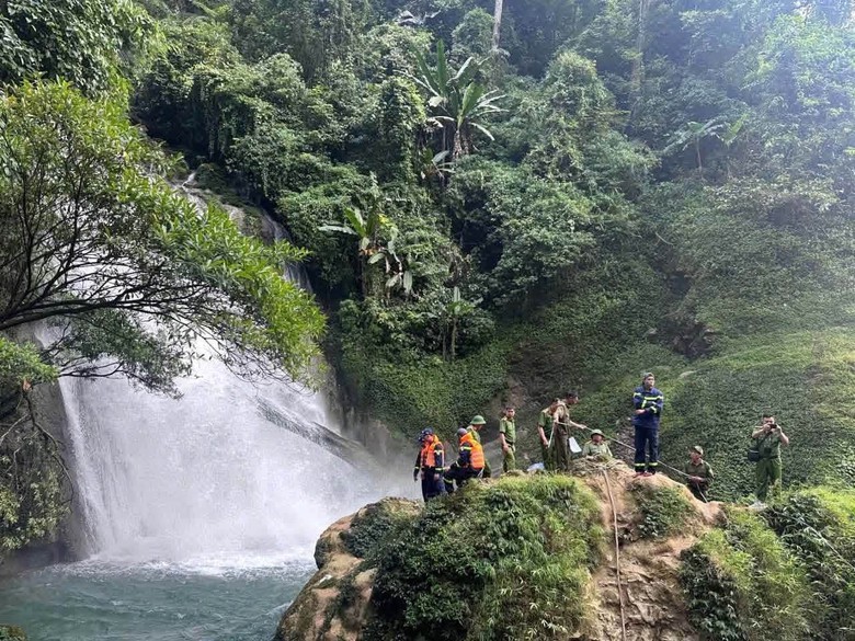 Tuyên Quang: Một du khách bị cuốn trôi khi tắm tại thác Khâu Làn, xã Quản Bạ - Ảnh 1.
