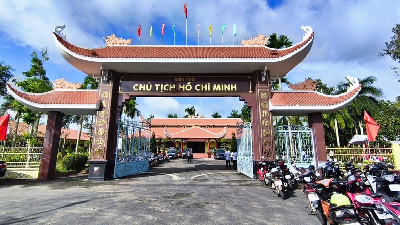 Hàng ngàn người về dâng hương tại Đền thờ Bác Hồ ở Châu Thới ngày Tết độc lập - Ảnh 1.