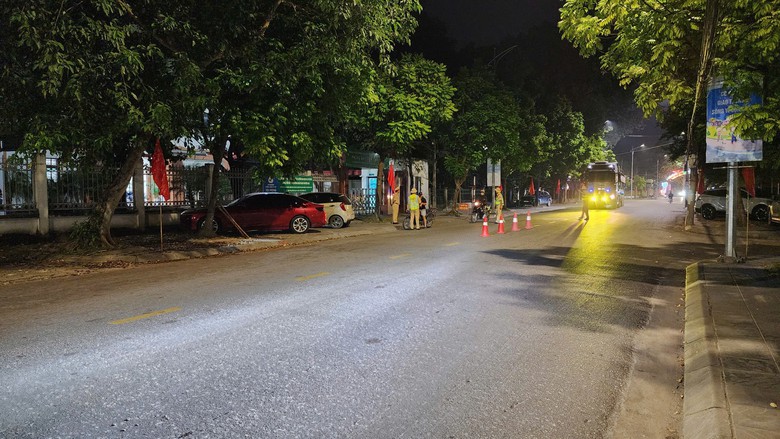 D&iacute;nh nồng độ cồn kịch khung, t&agrave;i xế thanh minh chỉ uống nước b&ograve; h&uacute;c - Ảnh 1.