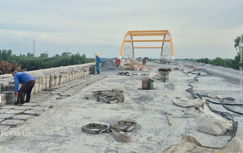 C&ocirc;ng nh&acirc;n l&agrave;m việc xuy&ecirc;n lễ tại c&ocirc;ng trường đường Hồ Ch&iacute; Minh qua tỉnh An Giang - Ảnh 1.