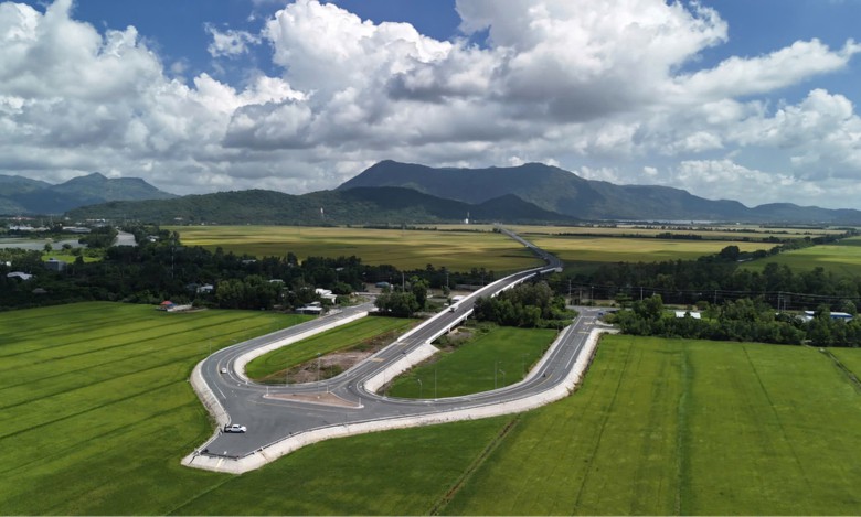 Đảm bảo an to&agrave;n giao th&ocirc;ng tr&ecirc;n tuyến tr&aacute;nh Tri T&ocirc;n ở An Giang - Ảnh 1.