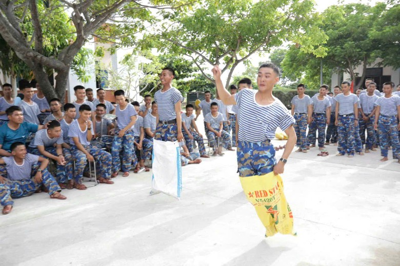 S&ocirc;i nổi ch&agrave;o mừng Quốc kh&aacute;nh 2/9 của c&aacute;c đơn vị l&agrave;m nhiệm vụ bảo vệ quần đảo Trường Sa. - Ảnh 8.