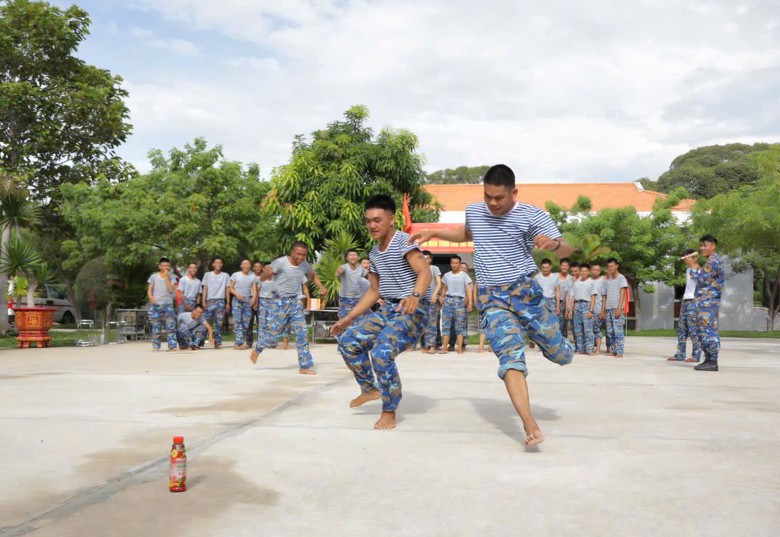 S&ocirc;i nổi ch&agrave;o mừng Quốc kh&aacute;nh 2/9 của c&aacute;c đơn vị l&agrave;m nhiệm vụ bảo vệ quần đảo Trường Sa. - Ảnh 9.