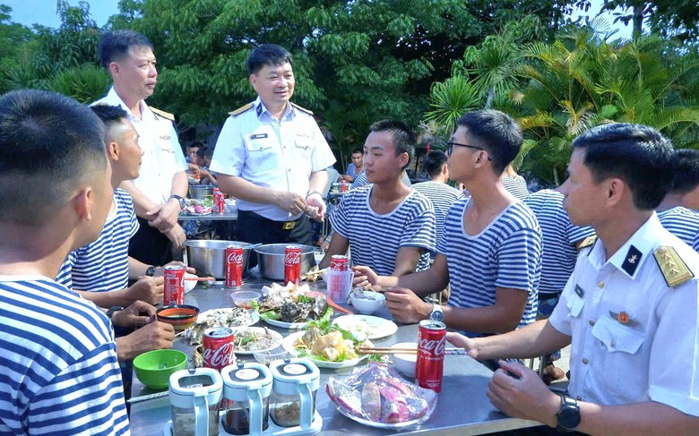 S&ocirc;i nổi ch&agrave;o mừng Quốc kh&aacute;nh 2/9 của c&aacute;c đơn vị l&agrave;m nhiệm vụ bảo vệ quần đảo Trường Sa. - Ảnh 3.