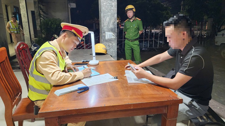 D&iacute;nh nồng độ cồn kịch khung, t&agrave;i xế thanh minh chỉ uống nước b&ograve; h&uacute;c - Ảnh 7.