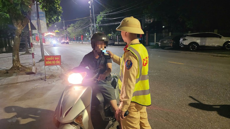 D&iacute;nh nồng độ cồn kịch khung, t&agrave;i xế thanh minh chỉ uống nước b&ograve; h&uacute;c - Ảnh 8.