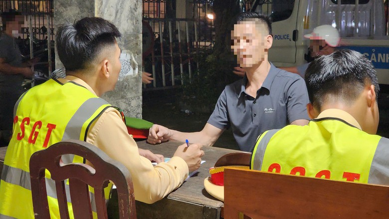 D&iacute;nh nồng độ cồn kịch khung, t&agrave;i xế thanh minh chỉ uống nước b&ograve; h&uacute;c - Ảnh 12.