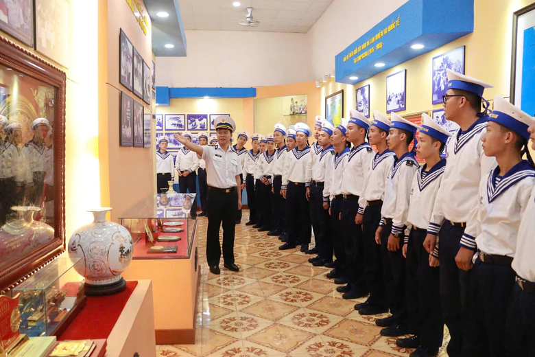 S&ocirc;i nổi ch&agrave;o mừng Quốc kh&aacute;nh 2/9 của c&aacute;c đơn vị l&agrave;m nhiệm vụ bảo vệ quần đảo Trường Sa. - Ảnh 1.