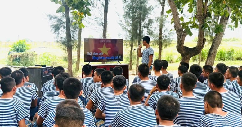 S&ocirc;i nổi ch&agrave;o mừng Quốc kh&aacute;nh 2/9 của c&aacute;c đơn vị l&agrave;m nhiệm vụ bảo vệ quần đảo Trường Sa. - Ảnh 6.