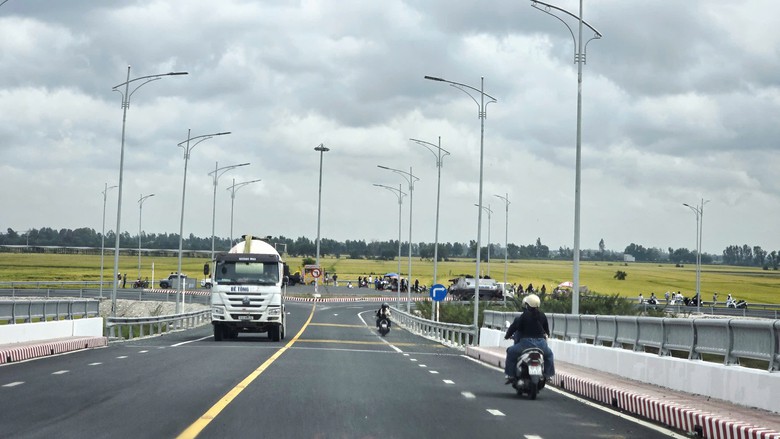 Đảm bảo an to&agrave;n giao th&ocirc;ng tr&ecirc;n tuyến tr&aacute;nh Tri T&ocirc;n ở An Giang - Ảnh 2.
