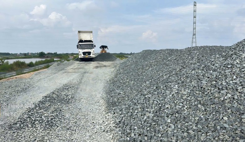 C&ocirc;ng nh&acirc;n l&agrave;m việc xuy&ecirc;n lễ tại c&ocirc;ng trường đường Hồ Ch&iacute; Minh qua tỉnh An Giang - Ảnh 2.