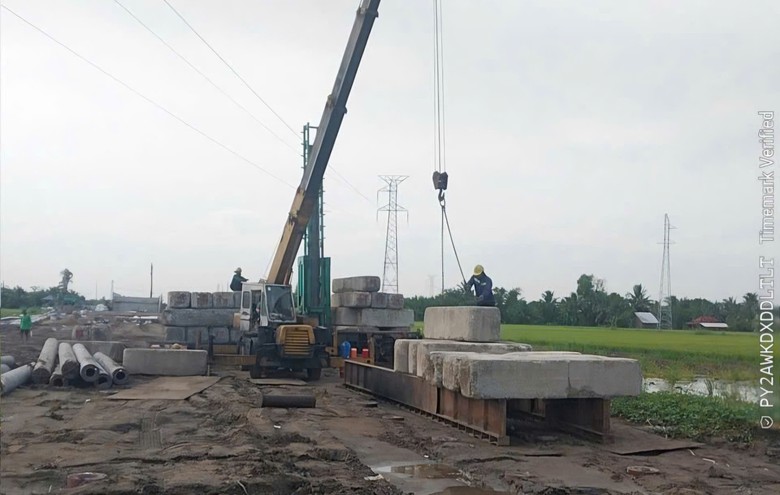 C&ocirc;ng nh&acirc;n l&agrave;m việc xuy&ecirc;n lễ tại c&ocirc;ng trường đường Hồ Ch&iacute; Minh qua tỉnh An Giang - Ảnh 3.