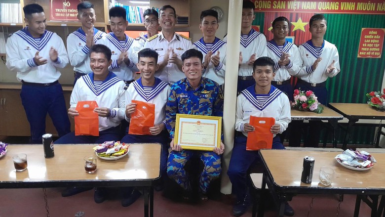 S&ocirc;i nổi ch&agrave;o mừng Quốc kh&aacute;nh 2/9 của c&aacute;c đơn vị l&agrave;m nhiệm vụ bảo vệ quần đảo Trường Sa. - Ảnh 4.