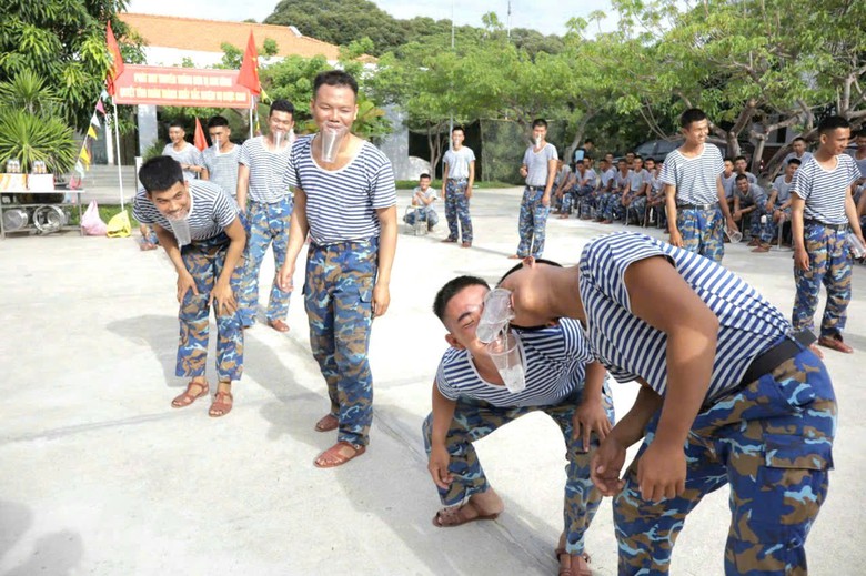 S&ocirc;i nổi ch&agrave;o mừng Quốc kh&aacute;nh 2/9 của c&aacute;c đơn vị l&agrave;m nhiệm vụ bảo vệ quần đảo Trường Sa. - Ảnh 10.